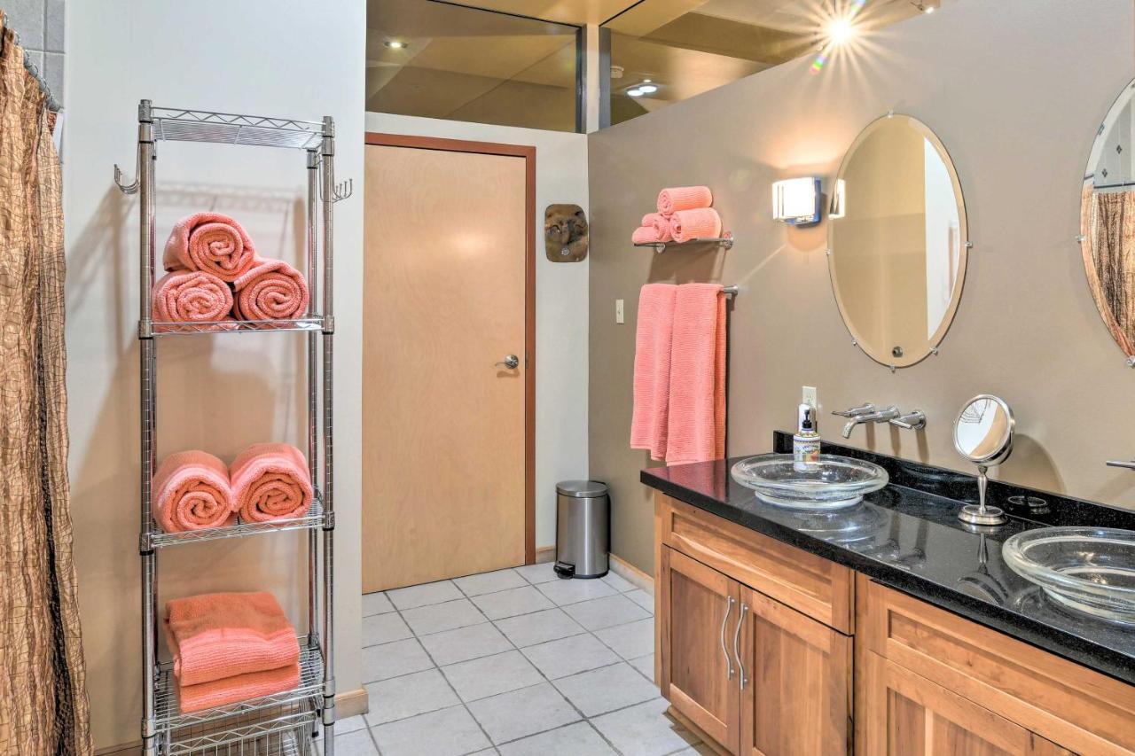 Idyllic Dtwn Anchorage Condo With Fireplace! ภายนอก รูปภาพ